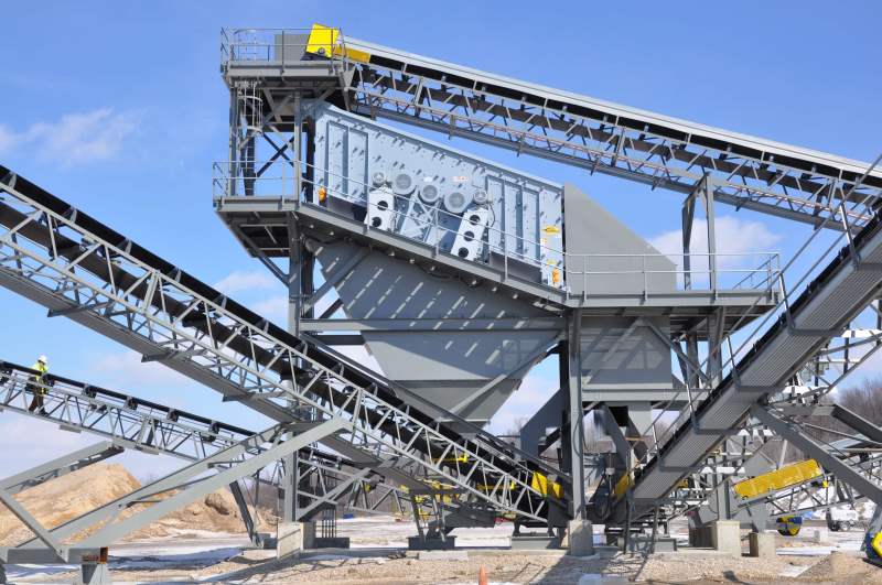 Screen Station Buildings and Screen Feed&Discharge Conveyors Steel Structures: Screening station featuring “roll-away” oversize chute